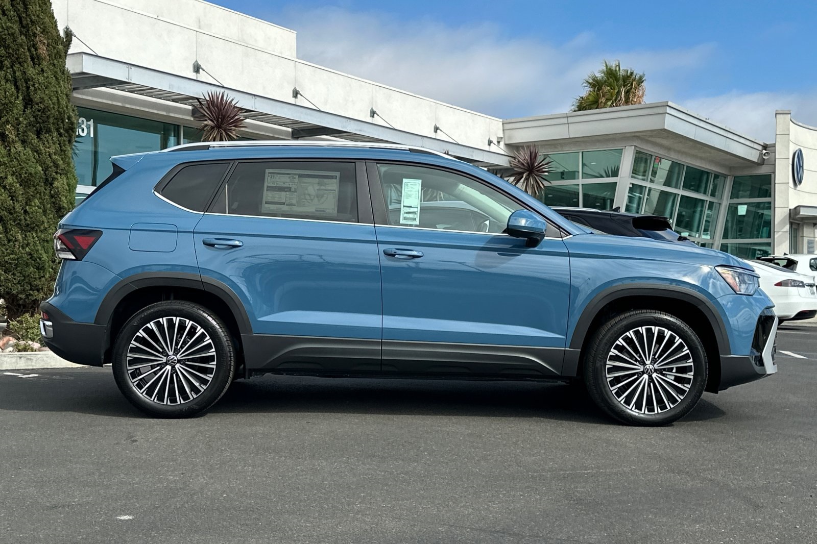 2025 Volkswagen Taos SE photo 4
