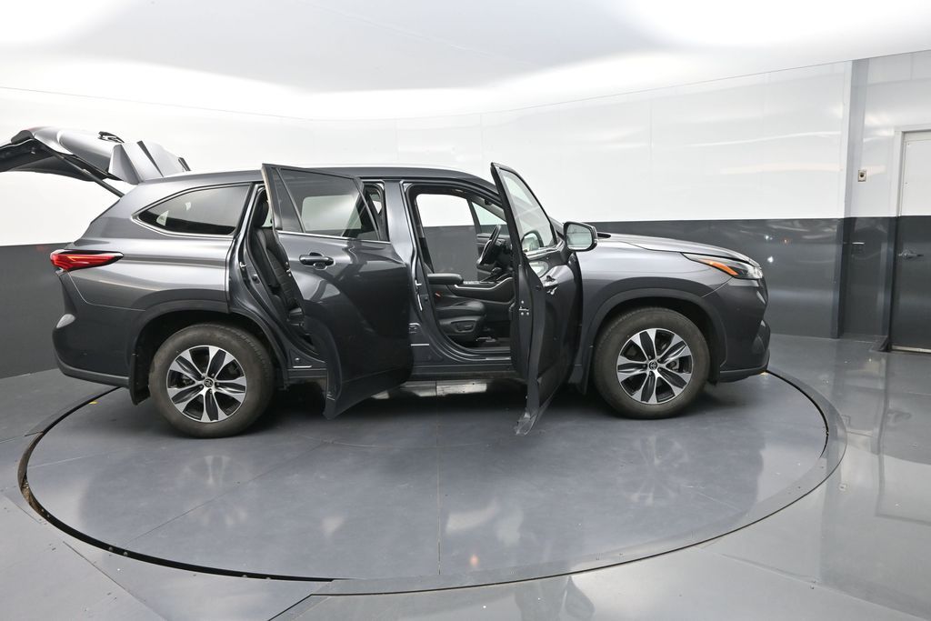 2022 Toyota Highlander XLE photo 32