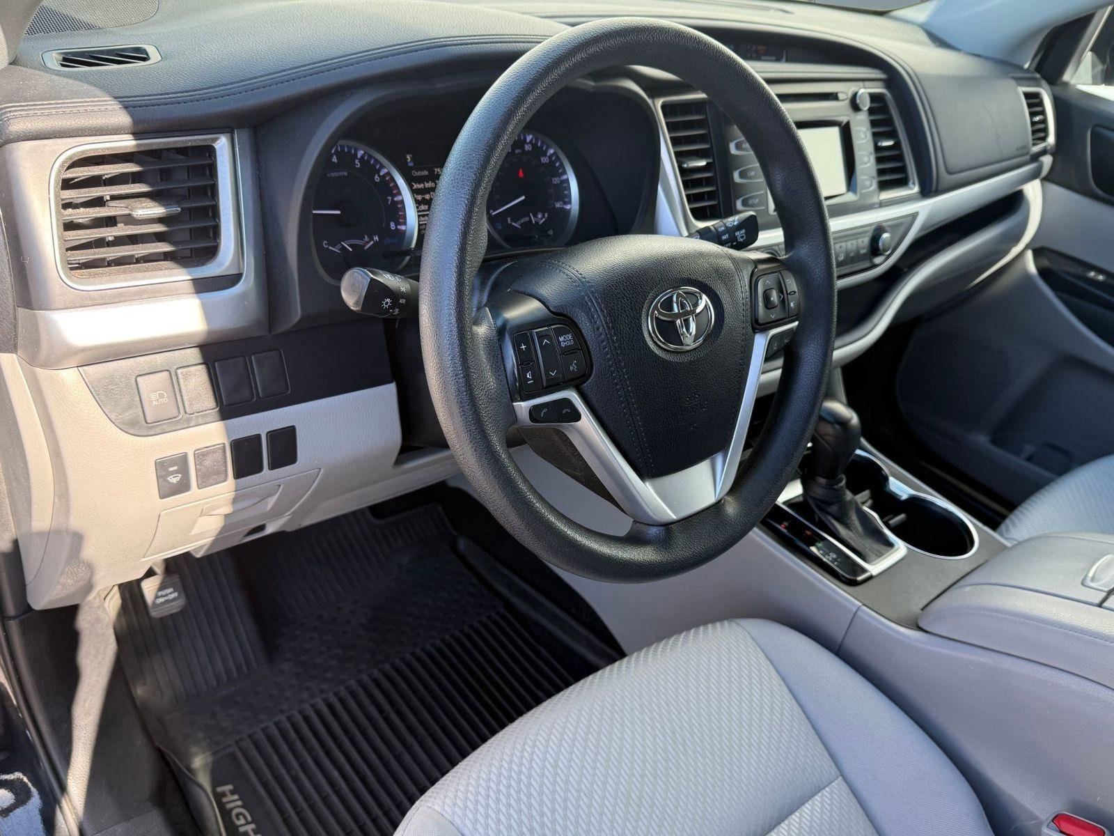 2019 Toyota Highlander LE photo 3