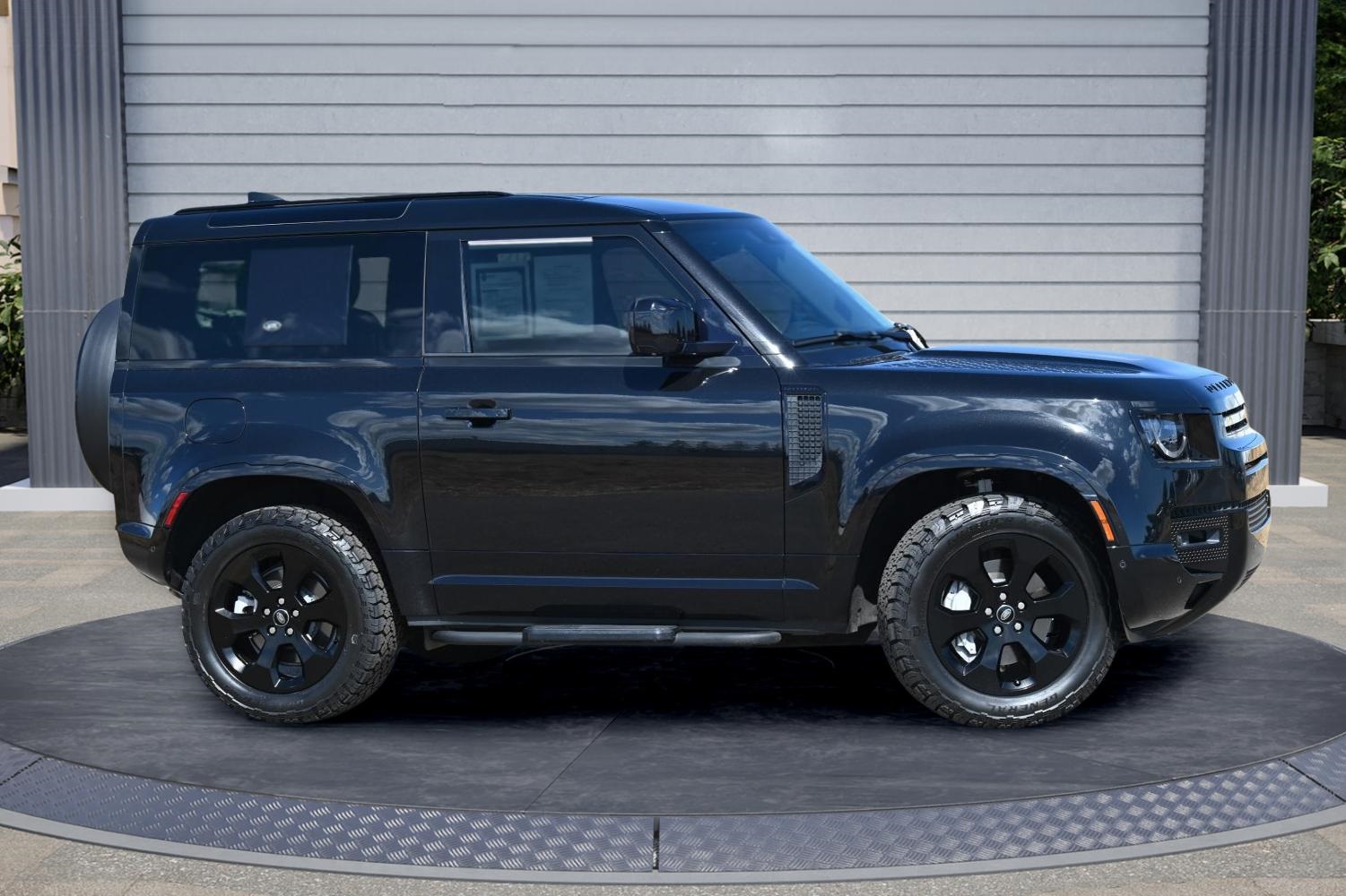 2022 Land Rover Defender 90 X-Dynamic HSE photo 2