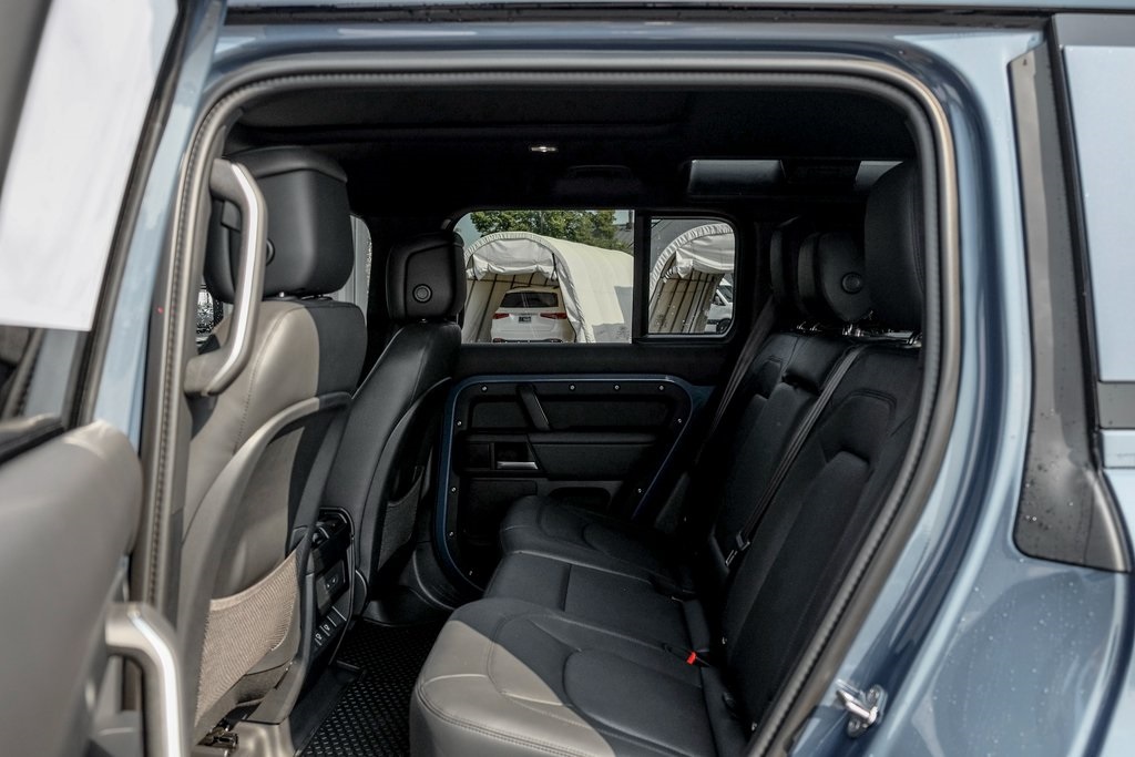 2025 Land Rover Defender 110 X-Dynamic SE photo 16