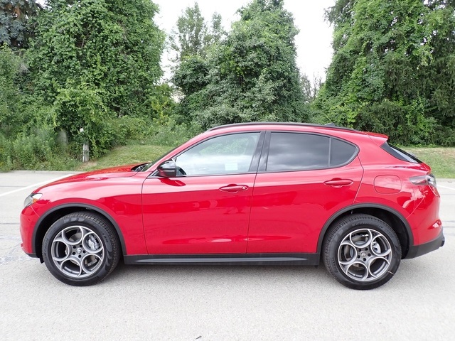 2025 Alfa Romeo Stelvio Sprint Base photo 2