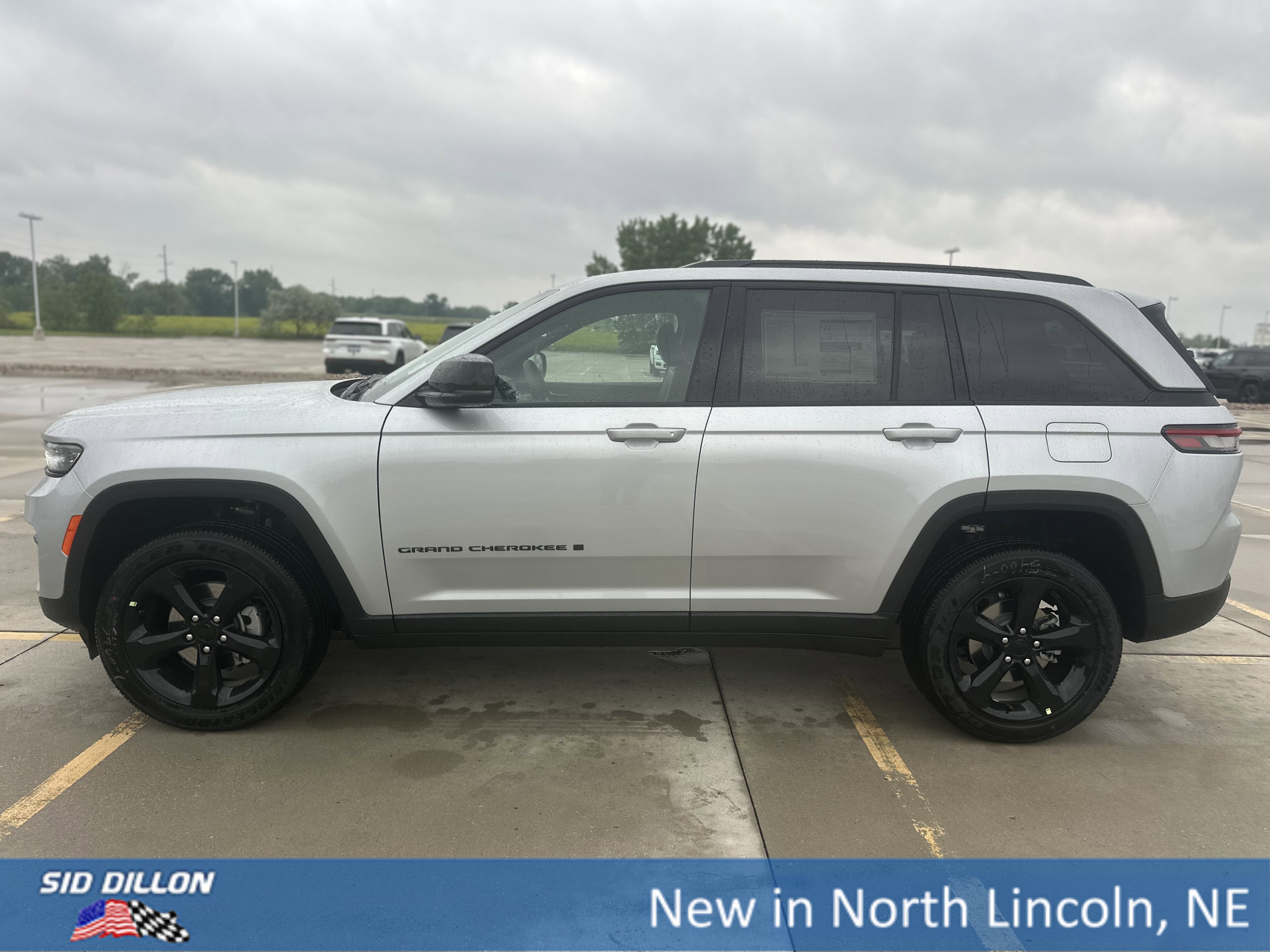2025 Jeep Grand Cherokee Altitude photo 2
