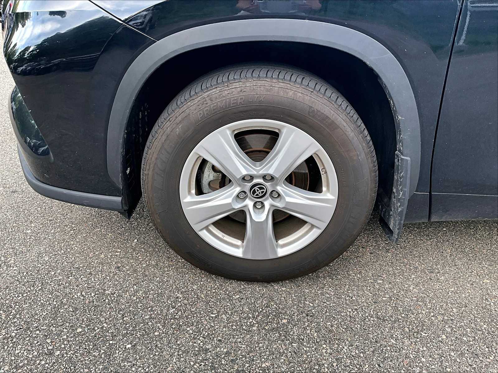 2022 Toyota Highlander LE photo 4