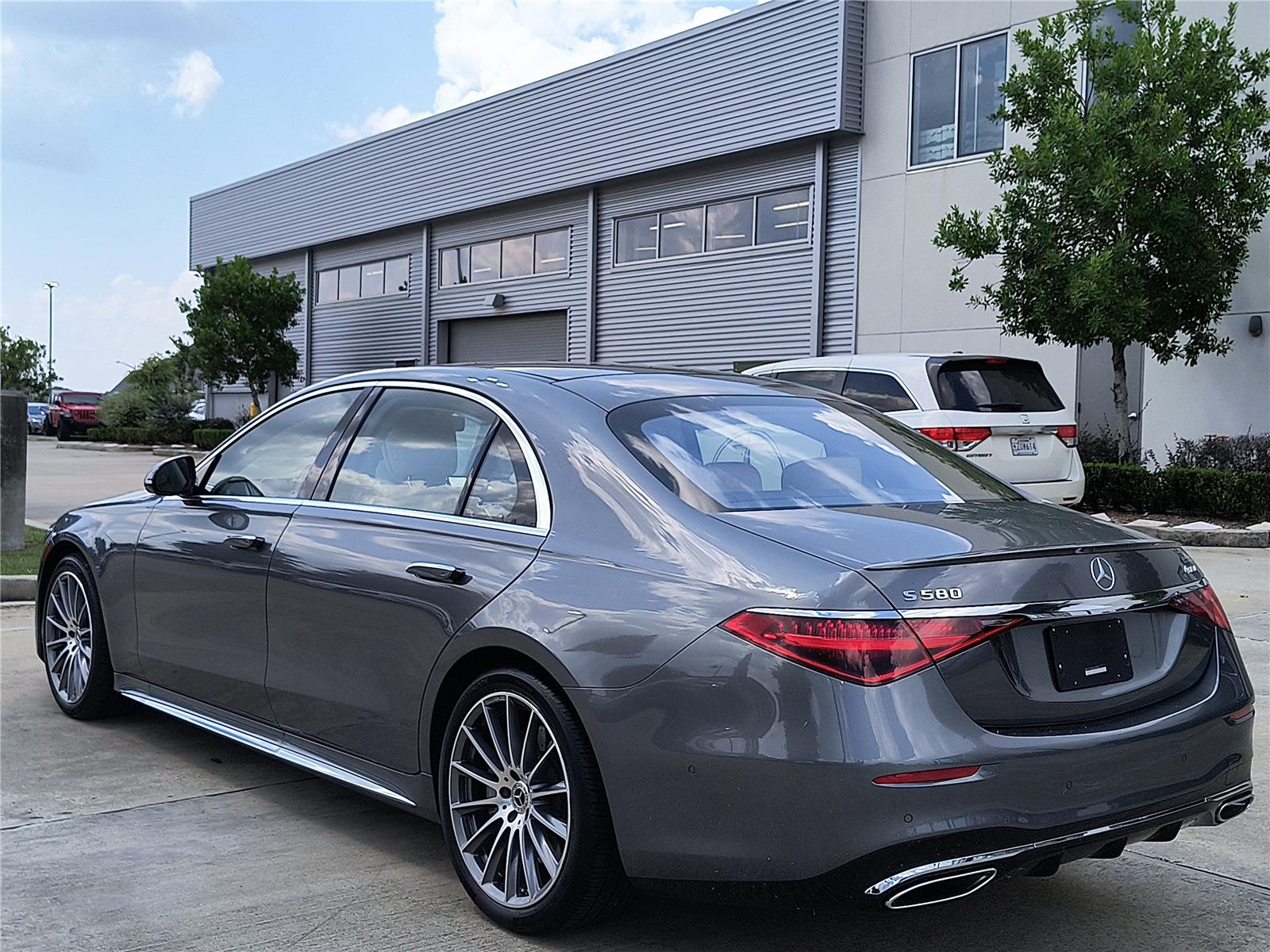 2025 Mercedes Benz S 580 4MATIC photo 3