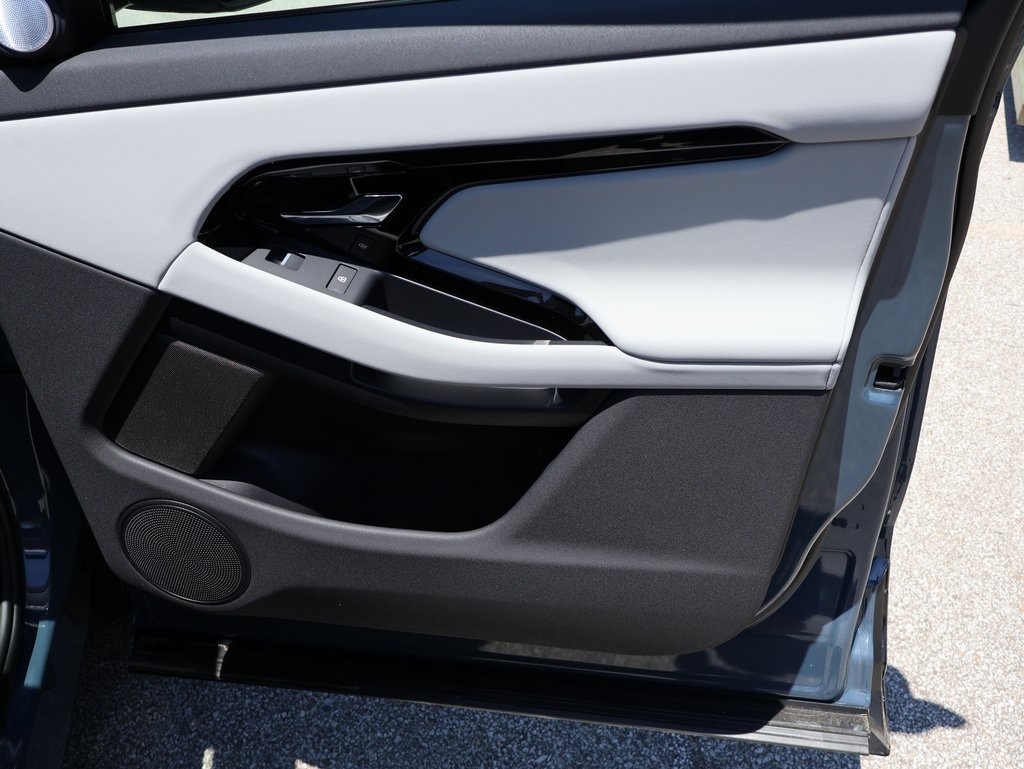 2026 Land Rover Range Rover Evoque Dynamic SE photo 12