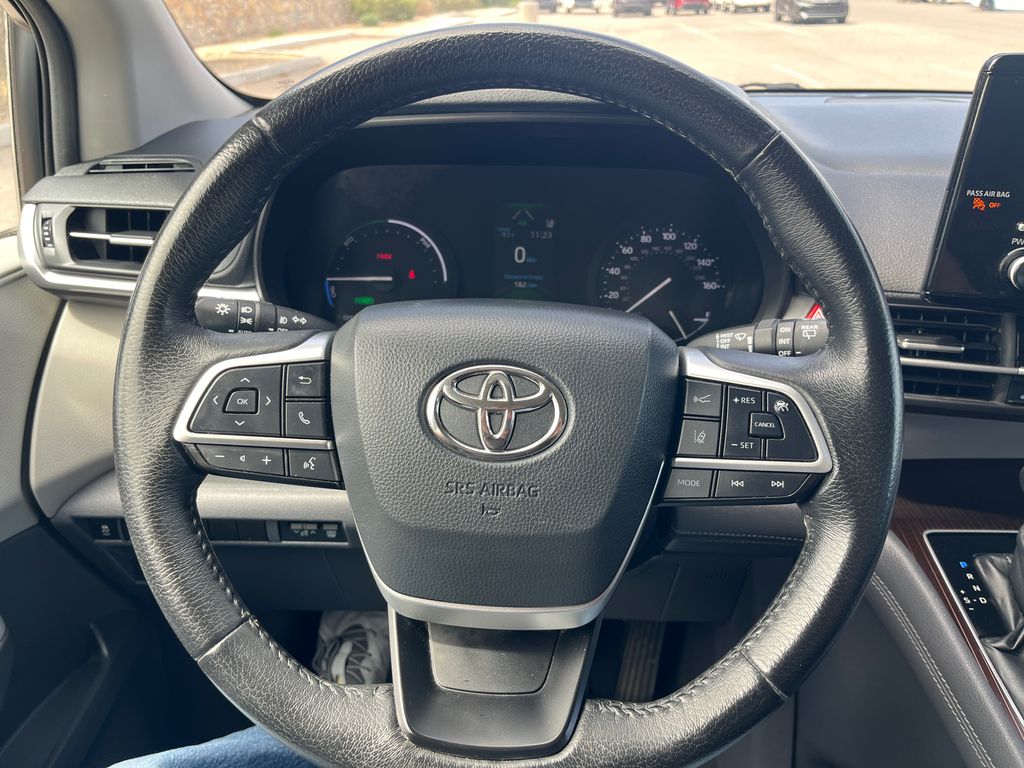 2022 Toyota Sienna XLE photo 9