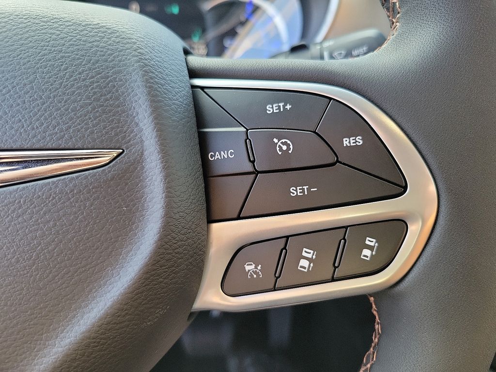 2025 Chrysler Pacifica Hybrid Pinnacle photo 4