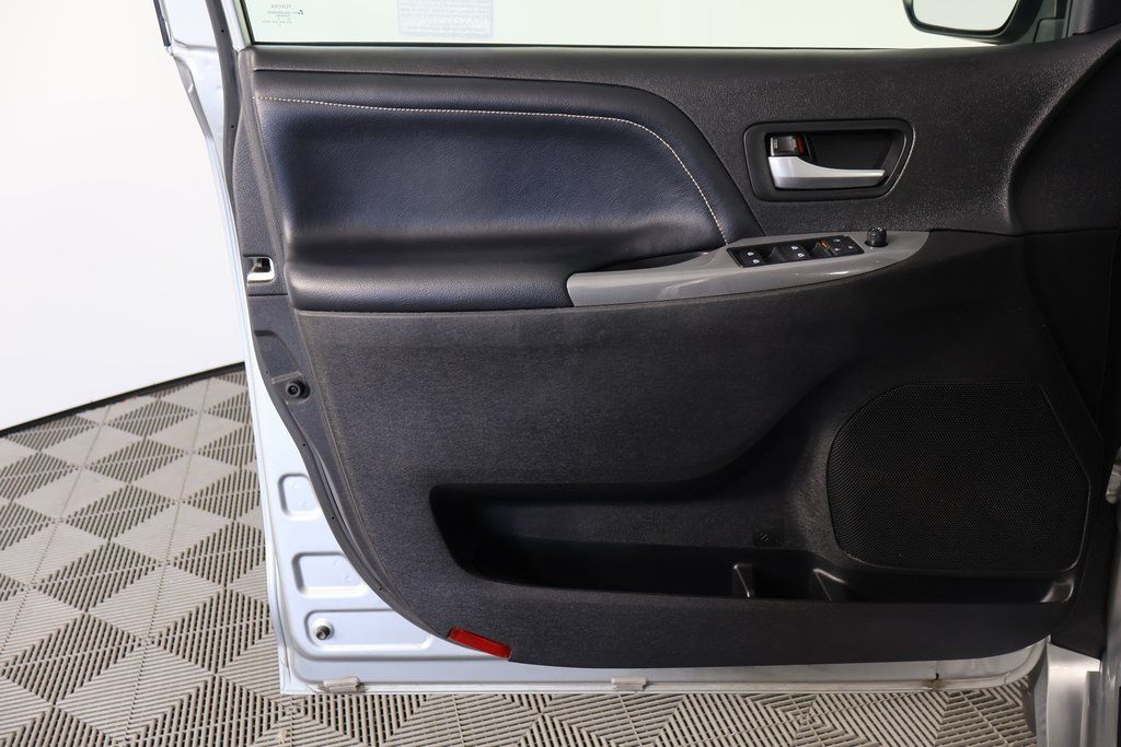2020 Toyota Sienna SE photo 10