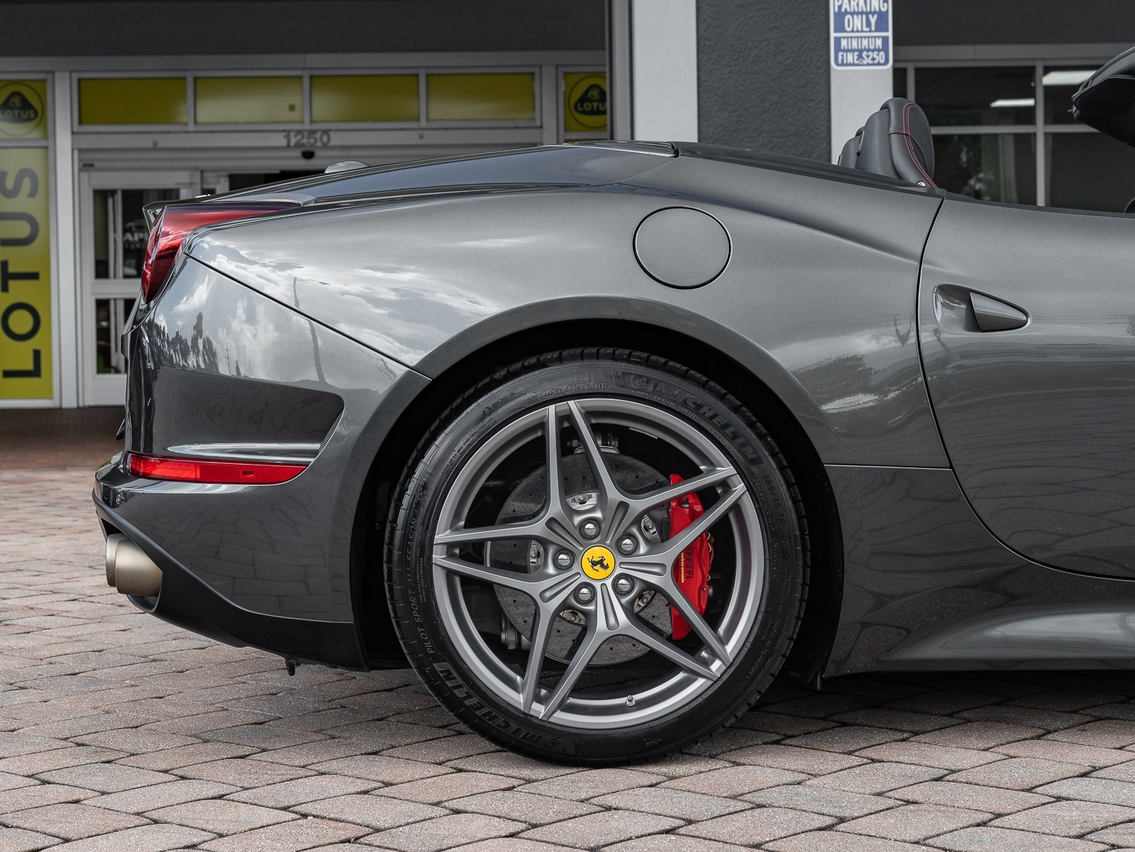 2015 Ferrari California T photo 32