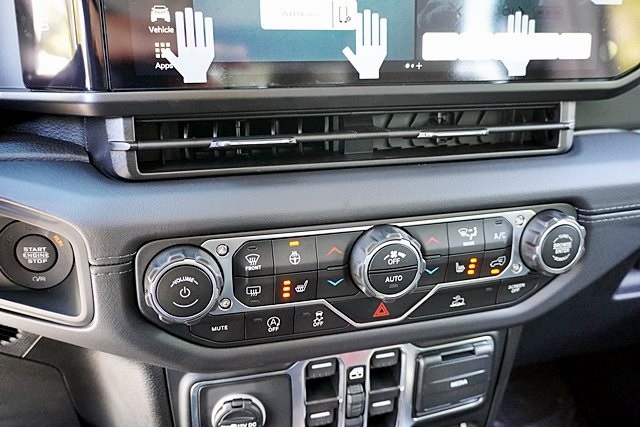 New 2025 Bright White Clear-Coat Exterior Paint Jeep Mojave image 34