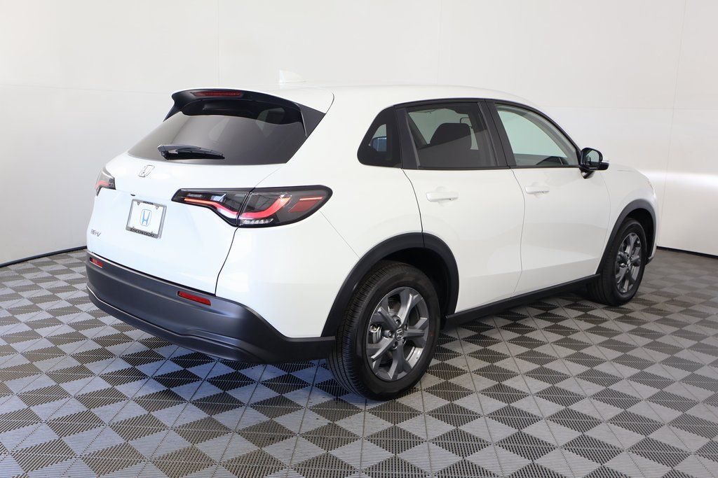 2026 Honda HR-V LX photo 2