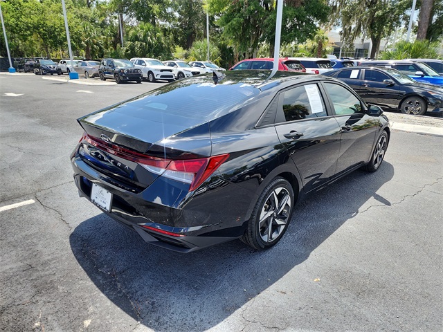 2023 Hyundai Elantra SEL photo 3