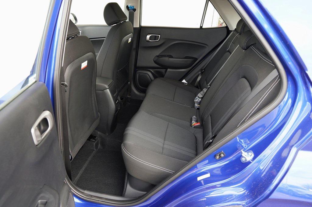 2025 Hyundai Venue SEL photo 16