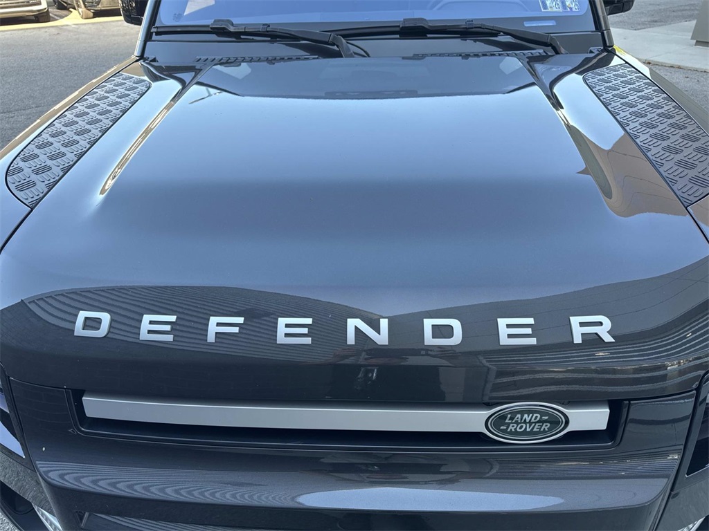 2023 Land Rover Defender 110 S photo 10