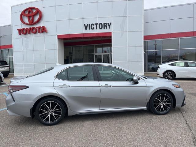 2022 Toyota Camry SE photo 3