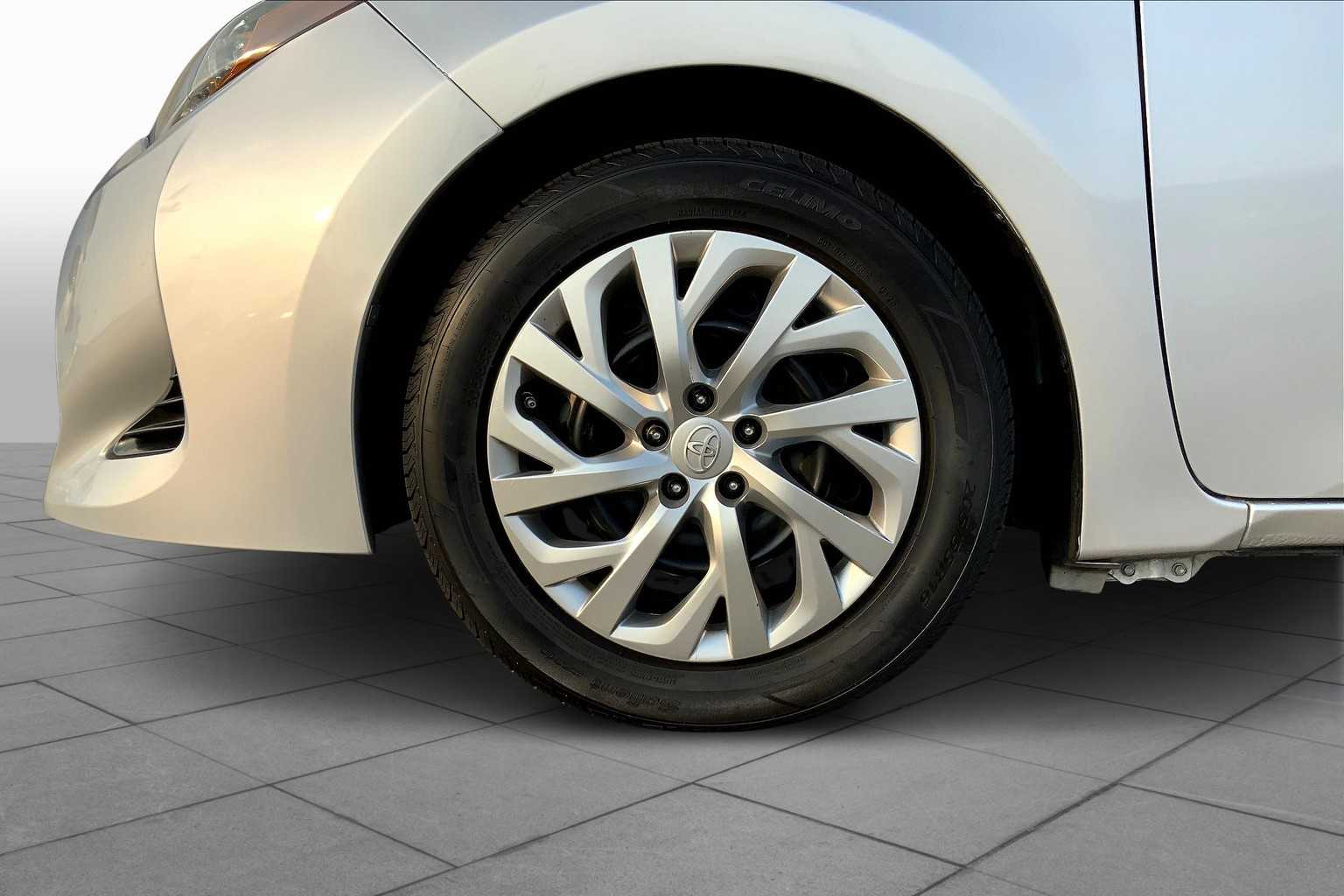 2019 Toyota Corolla LE photo 10