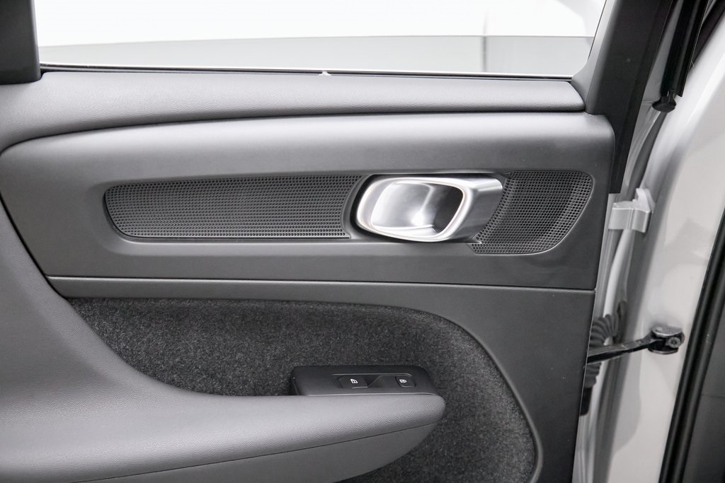 2023 VOLVO XC40 - Image 20