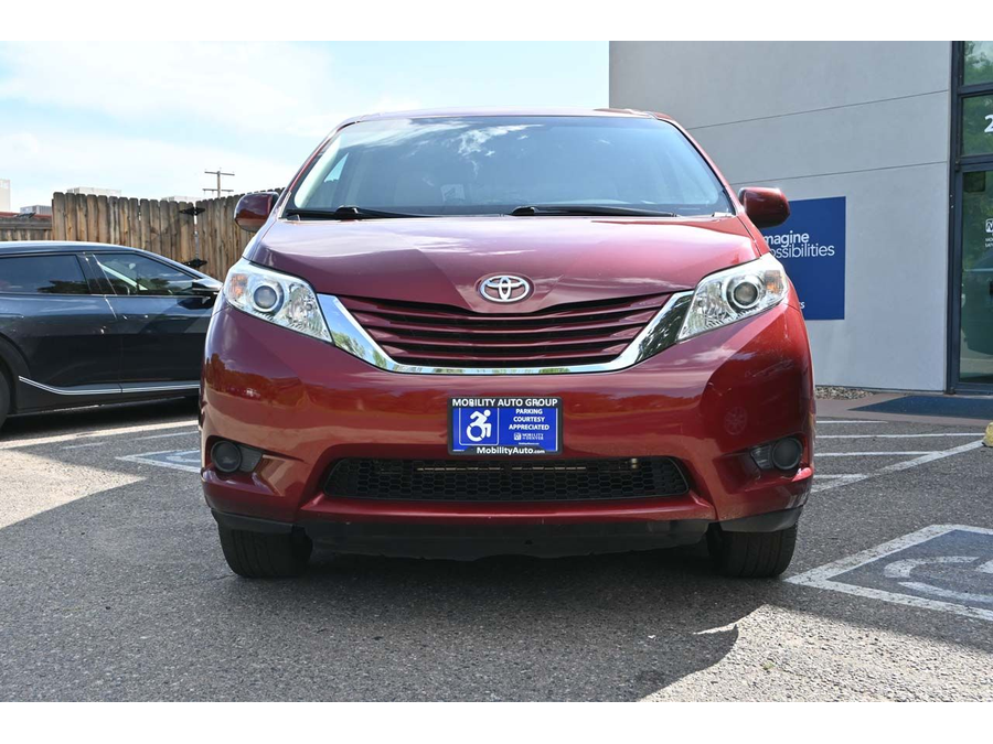 2015 Toyota Sienna LE photo 4