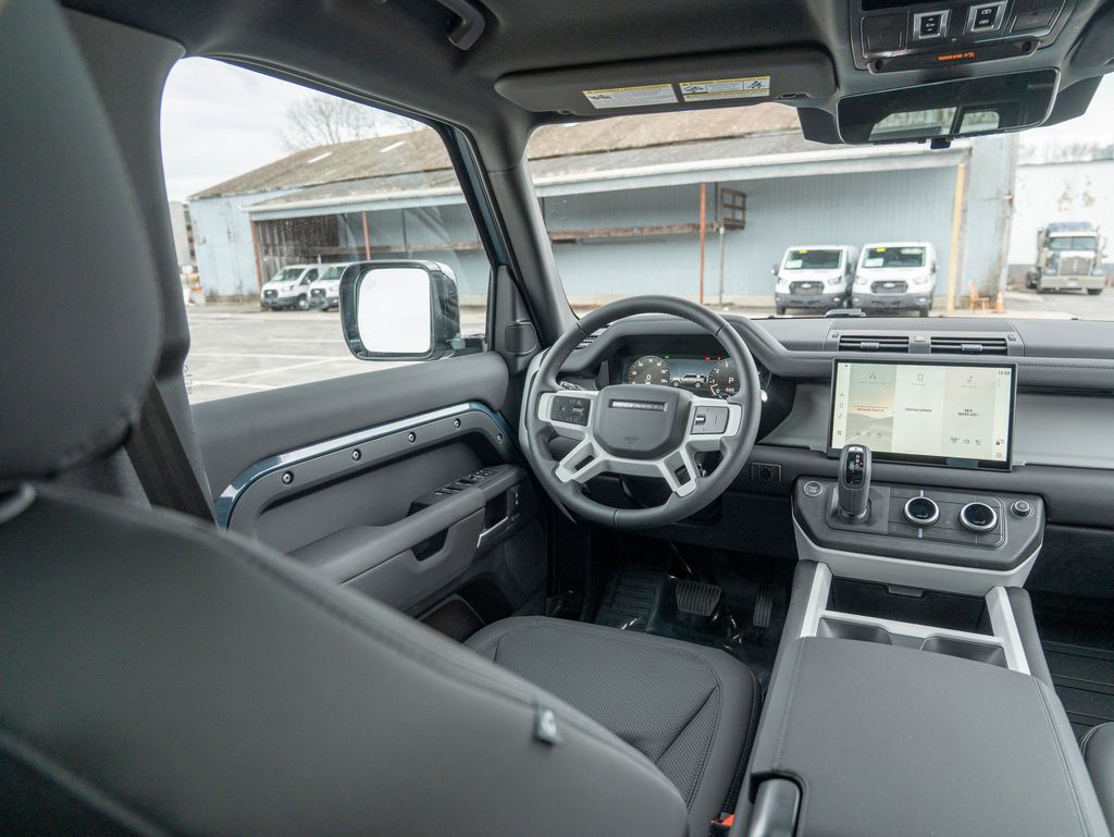 2025 Land Rover Defender 110 X-Dynamic SE photo 17