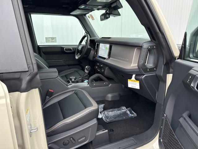 2025 Ford Bronco Outer Banks photo 2