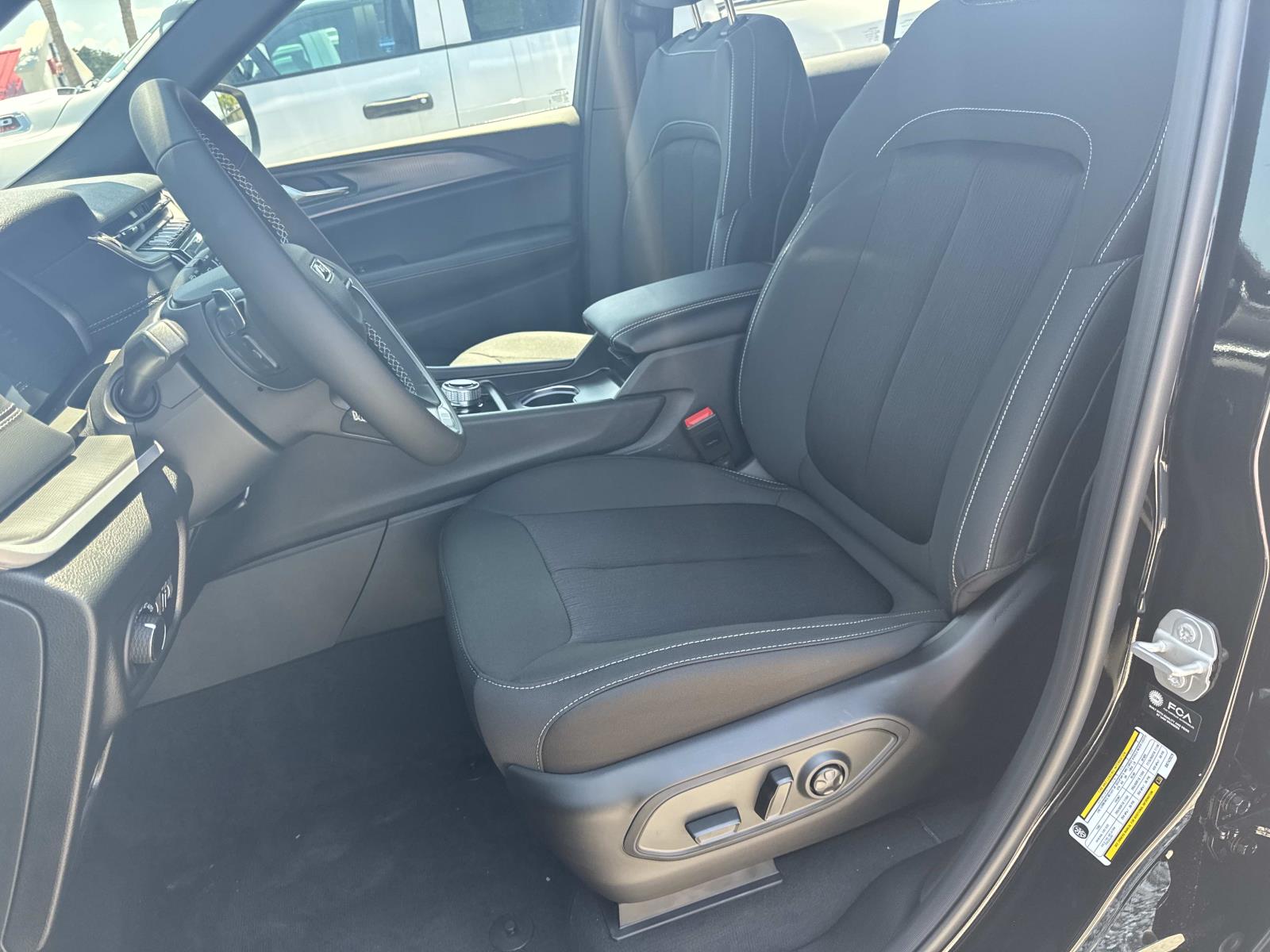 2025 Jeep Grand Cherokee Laredo X photo 6