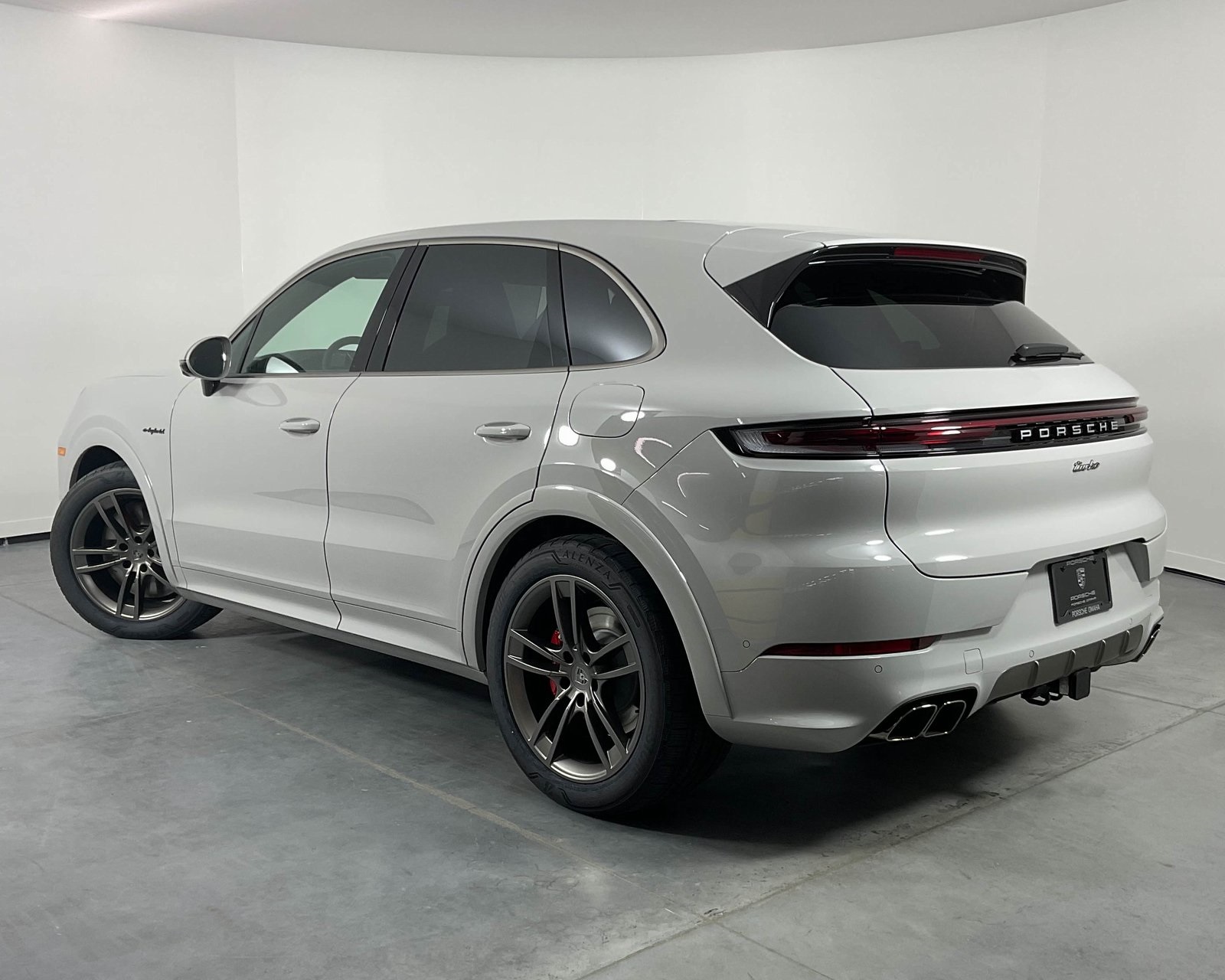 2025 Porsche Cayenne E-Hybrid Turbo photo 3