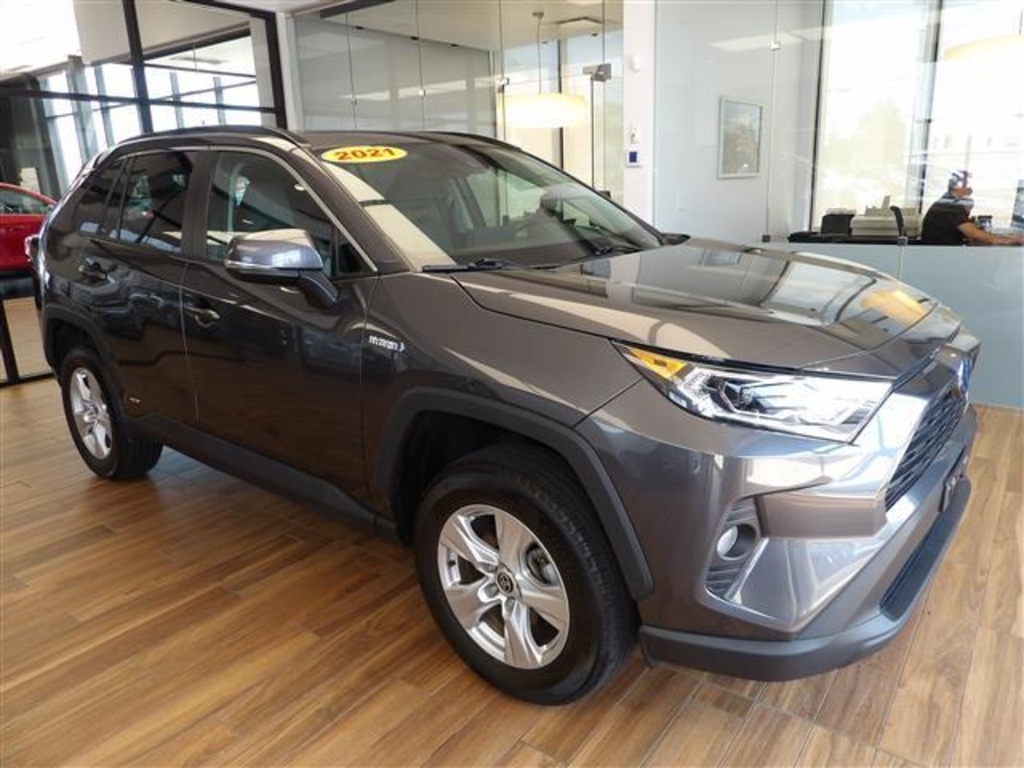 2021 Toyota RAV4 XLE photo 2
