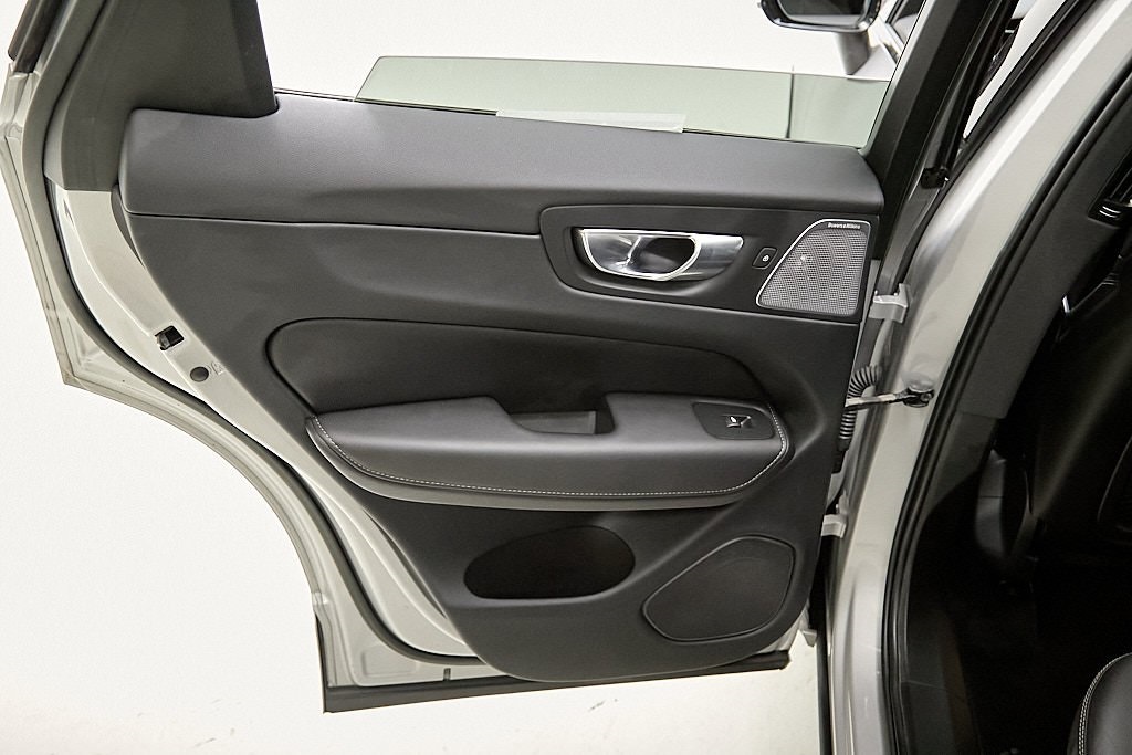 2023 VOLVO XC60 - Image 19