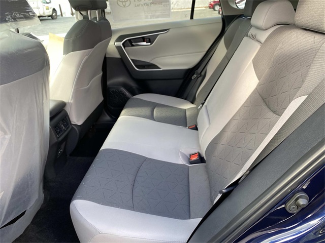 2025 Toyota RAV4 XLE photo 4