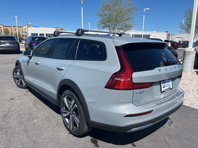 2025 Volvo V60 Cross Country B5 Plus photo 3