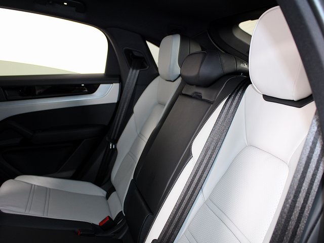 2025 Porsche Cayenne photo 20