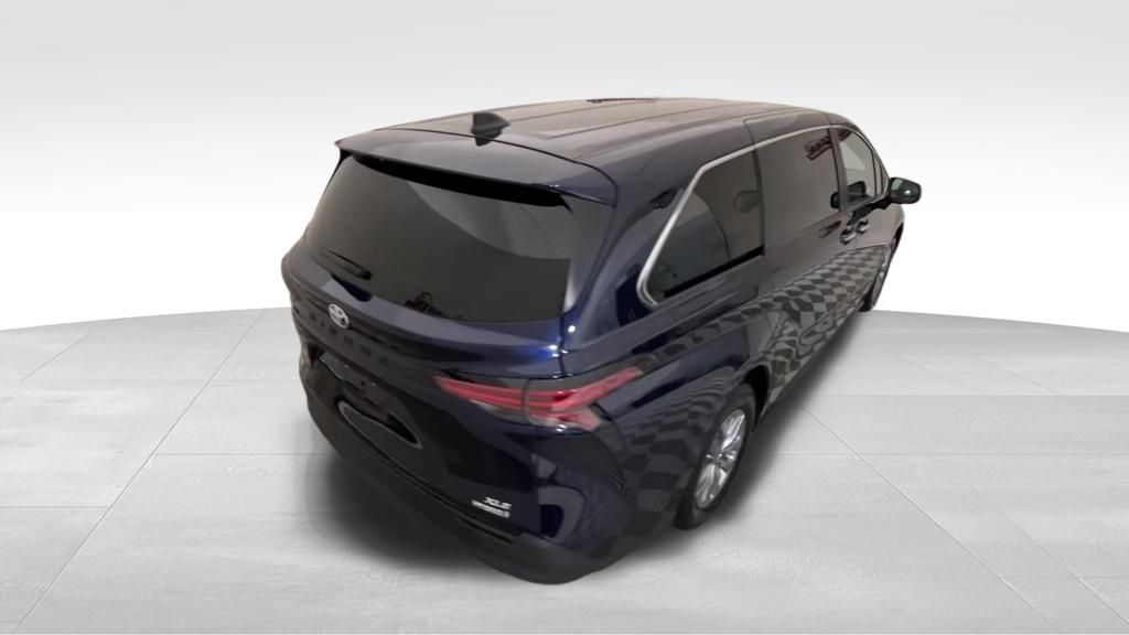 2021 Toyota Sienna XLE photo 3