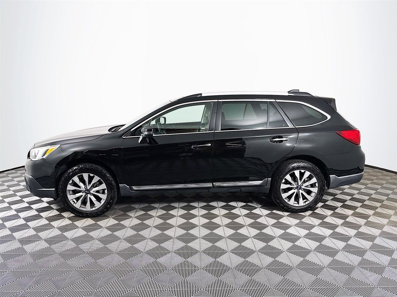 2017 Subaru Outback Touring photo 4