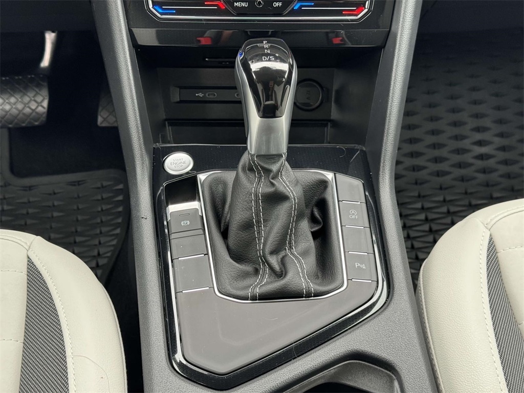 2025 Volkswagen Taos SE photo 17
