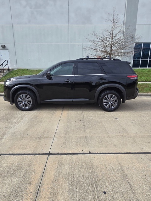 2024 Nissan Pathfinder SV's photo