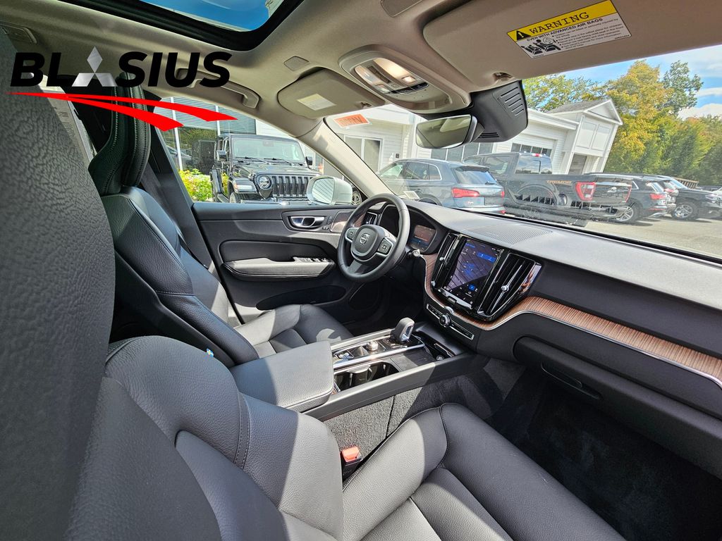 2022 Volvo XC60 B5 Momentum photo 12