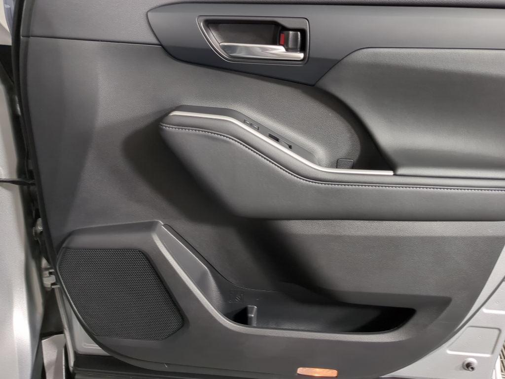 2022 Toyota Highlander XLE photo 16