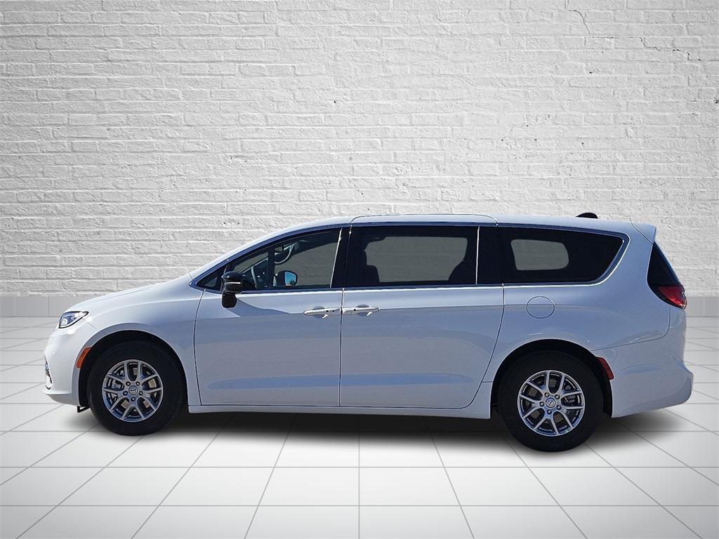 2026 Chrysler Pacifica photo 2