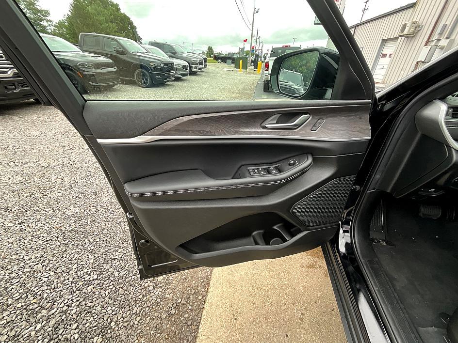 2025 Jeep Grand Cherokee Limited photo 10