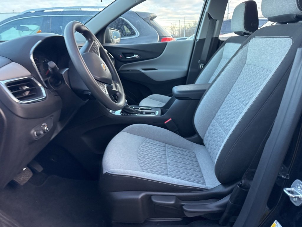 2023 Chevrolet Equinox LS photo 2