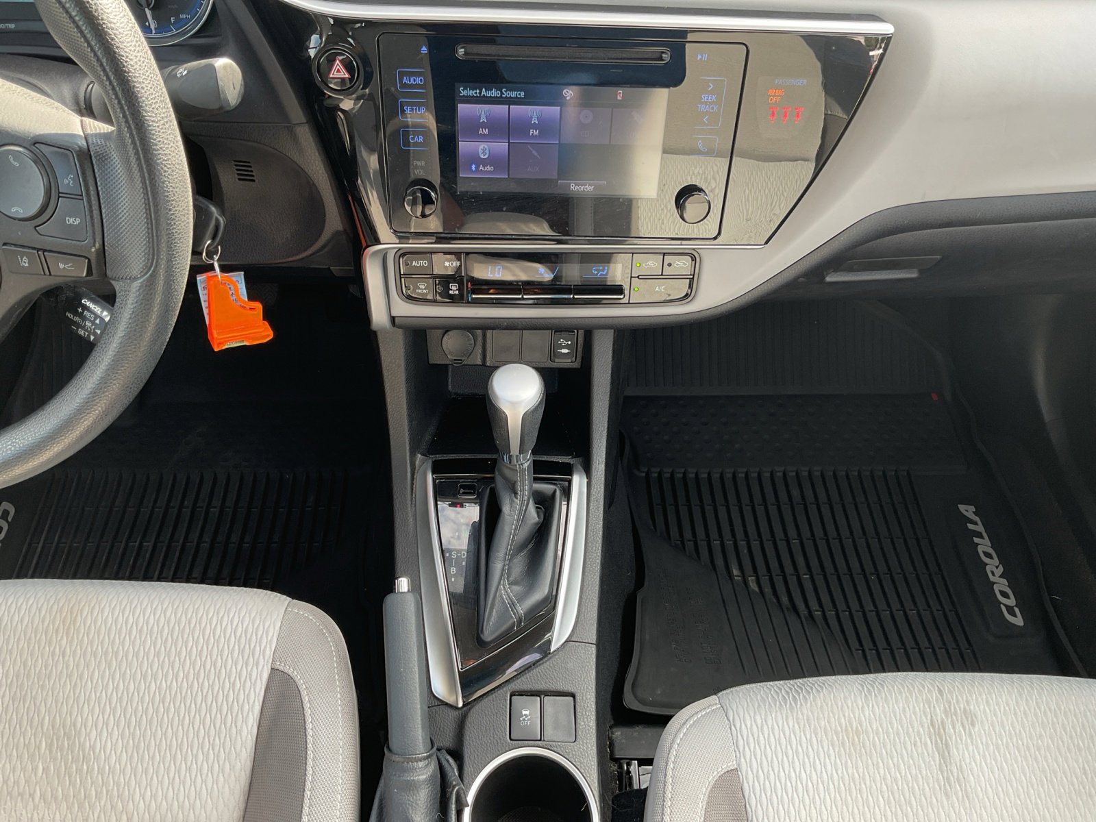 2018 Toyota Corolla LE photo 16