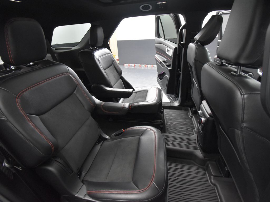 2024 Ford Explorer ST-Line photo 38