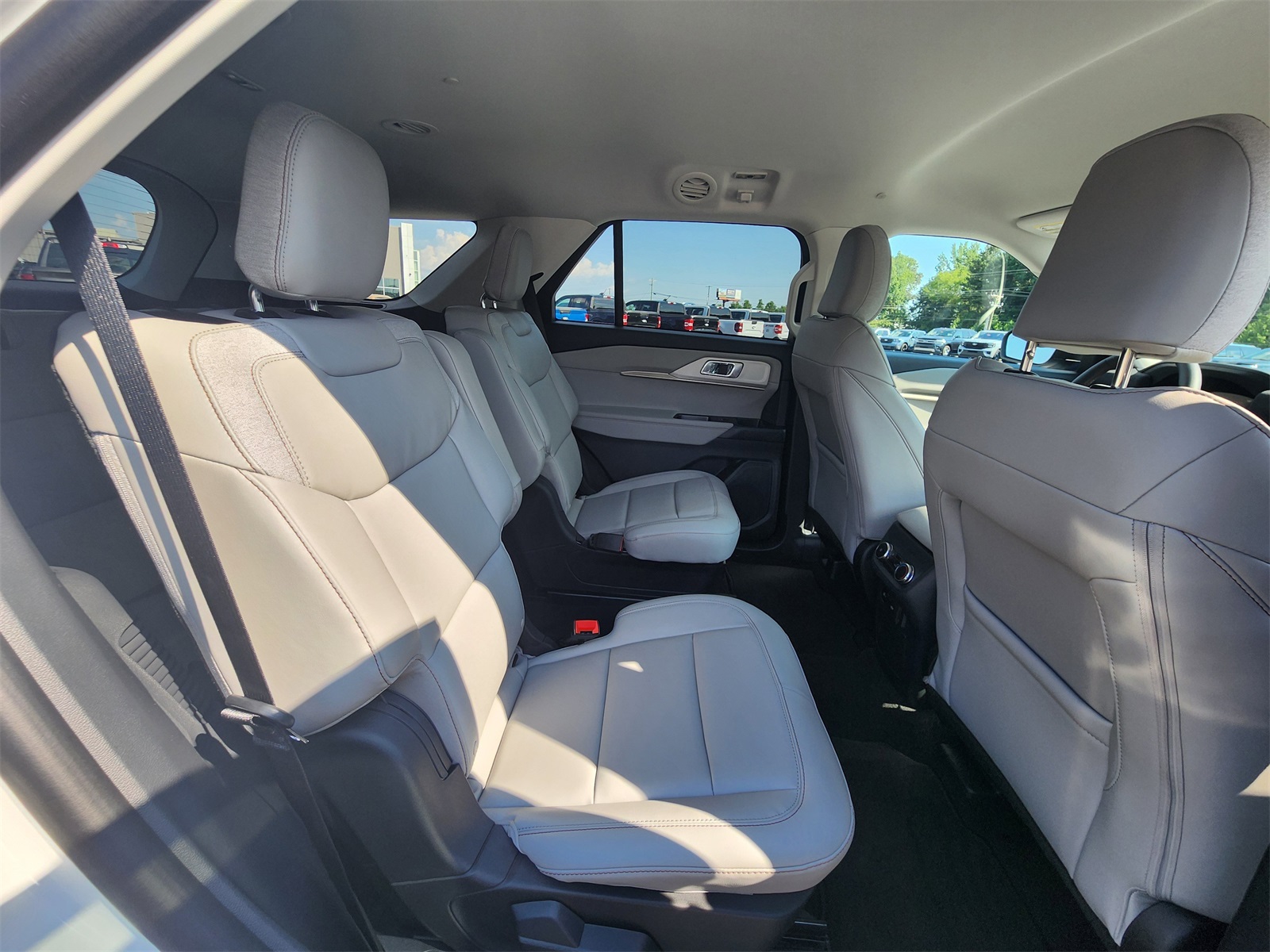 2025 Ford Explorer photo 13