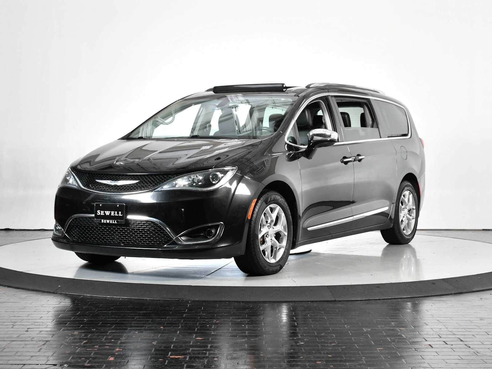 2019 Chrysler Pacifica Limited's photo