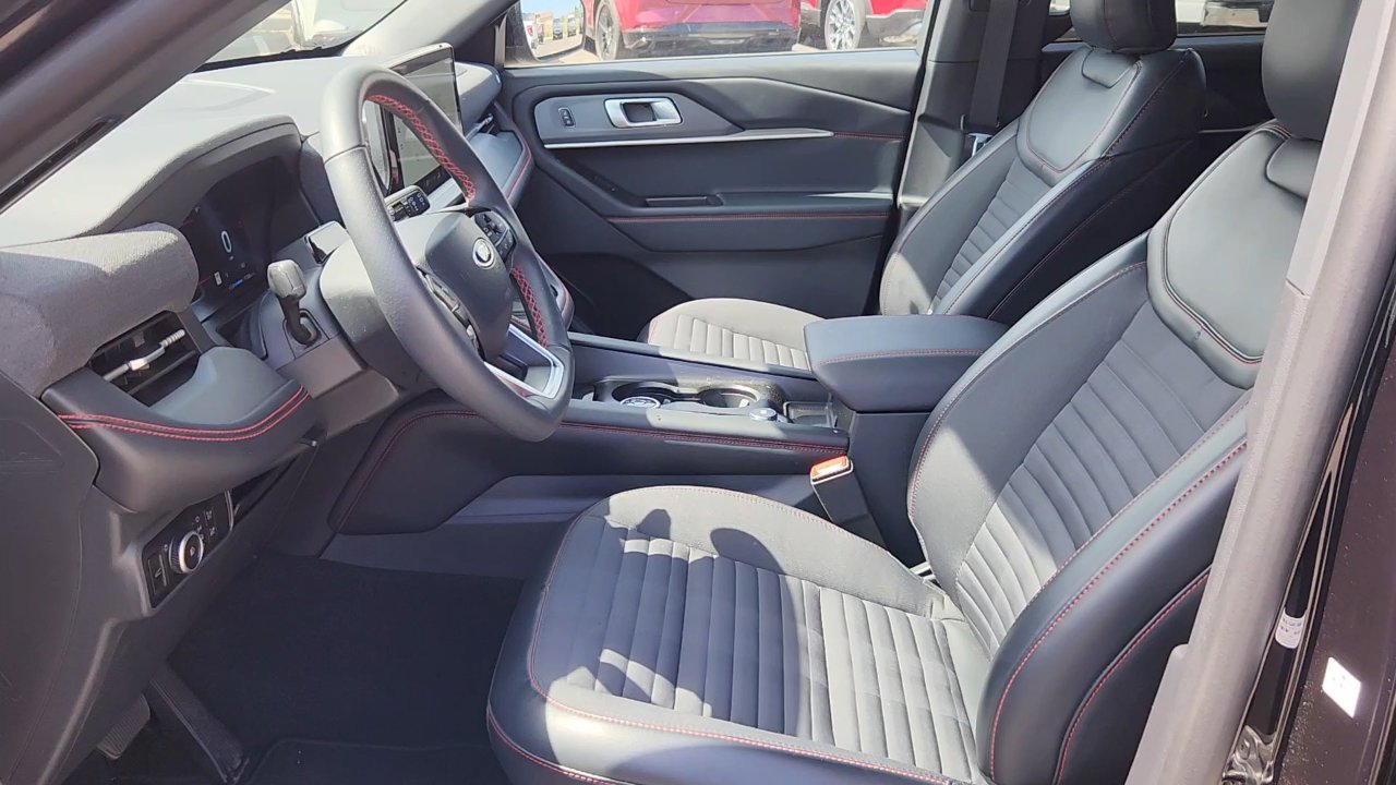 2025 Ford Explorer ST-Line photo 16