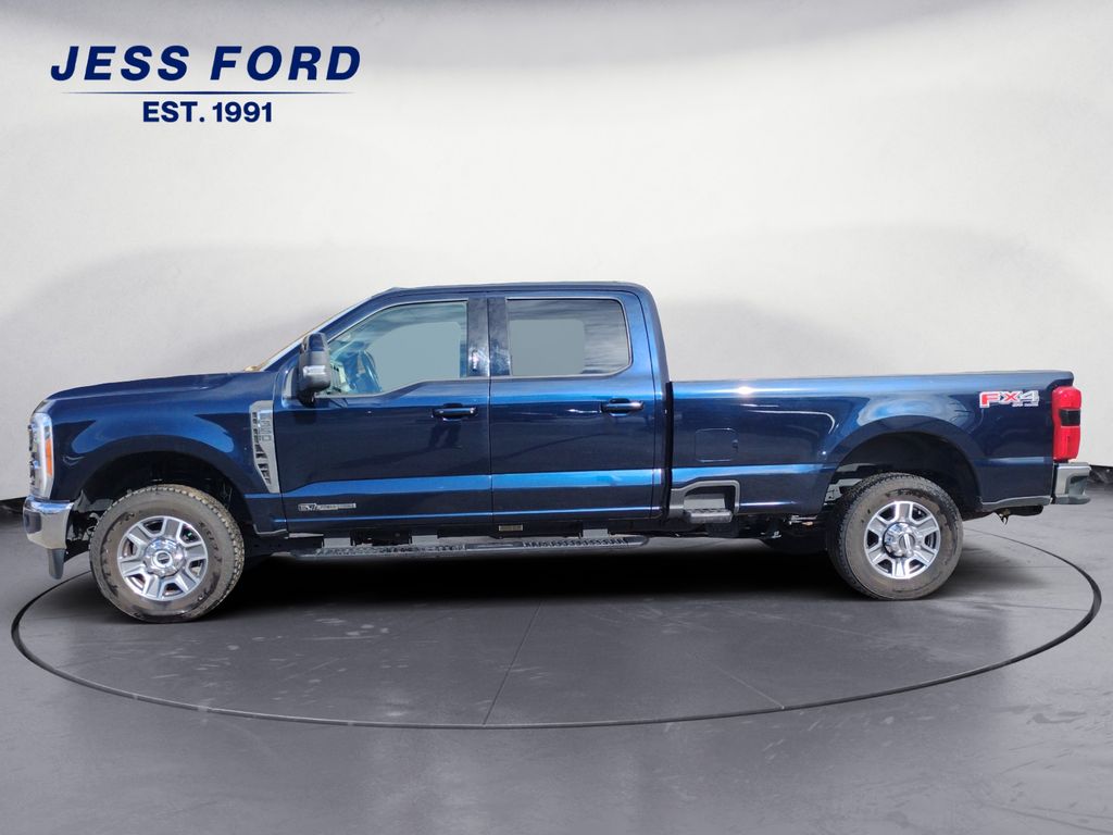 2023 Ford F-350 Lariat photo 2