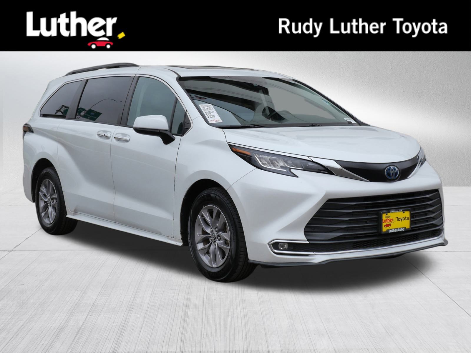 2023 Toyota Sienna XLE's photo