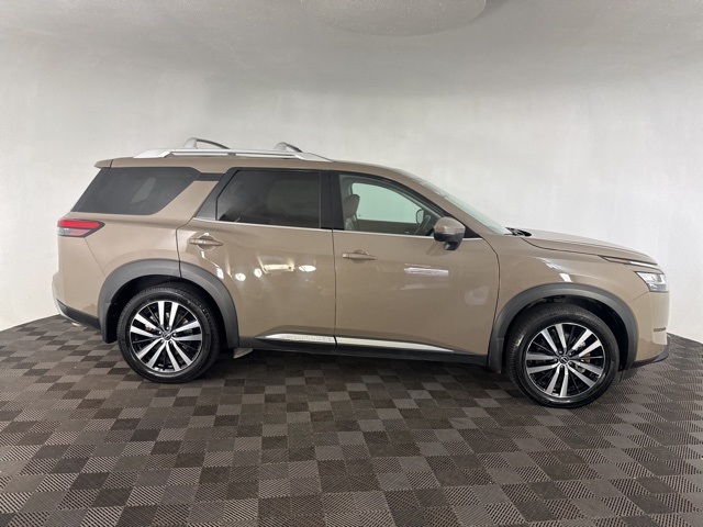 2023 Nissan Pathfinder Platinum photo 4
