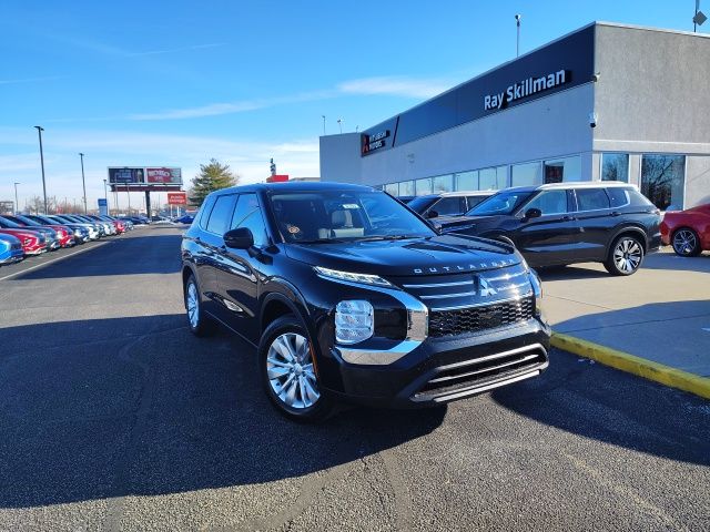 2026 Mitsubishi Outlander ES's photo